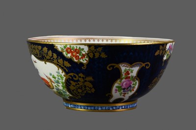 Lot 117 - AN EARLY 20TH CENTURY ENGLISH PORCELAIN BOWL