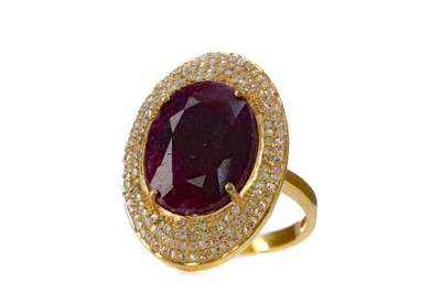 Lot 1519 - A RUBY AND DIAMOND RING