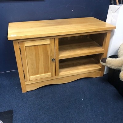 Lot 694 - A MODERN OAK TELEVISION UNIT