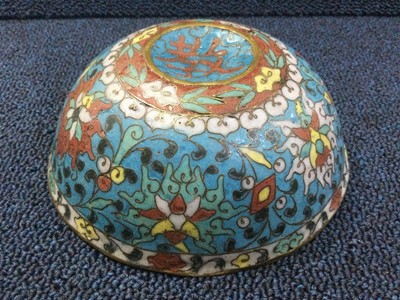 Lot 699 - AN EARLY 20TH CENTURY JAPANESE SATSUMA BOWL AND A CHINESE CLOISONNE BOWL