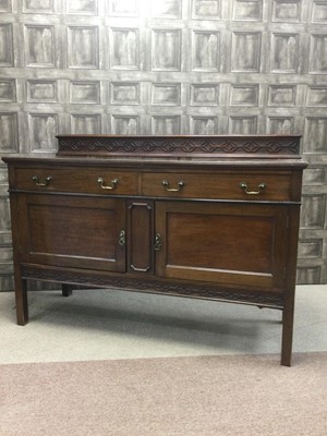 Lot 202 - AN EARLY 20TH CENTURY MAHOGANY SIDEBOARD