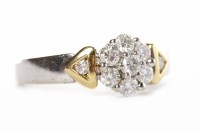 Lot 29 - DIAMOND DAISY CLUSTER RING the cluster formed...