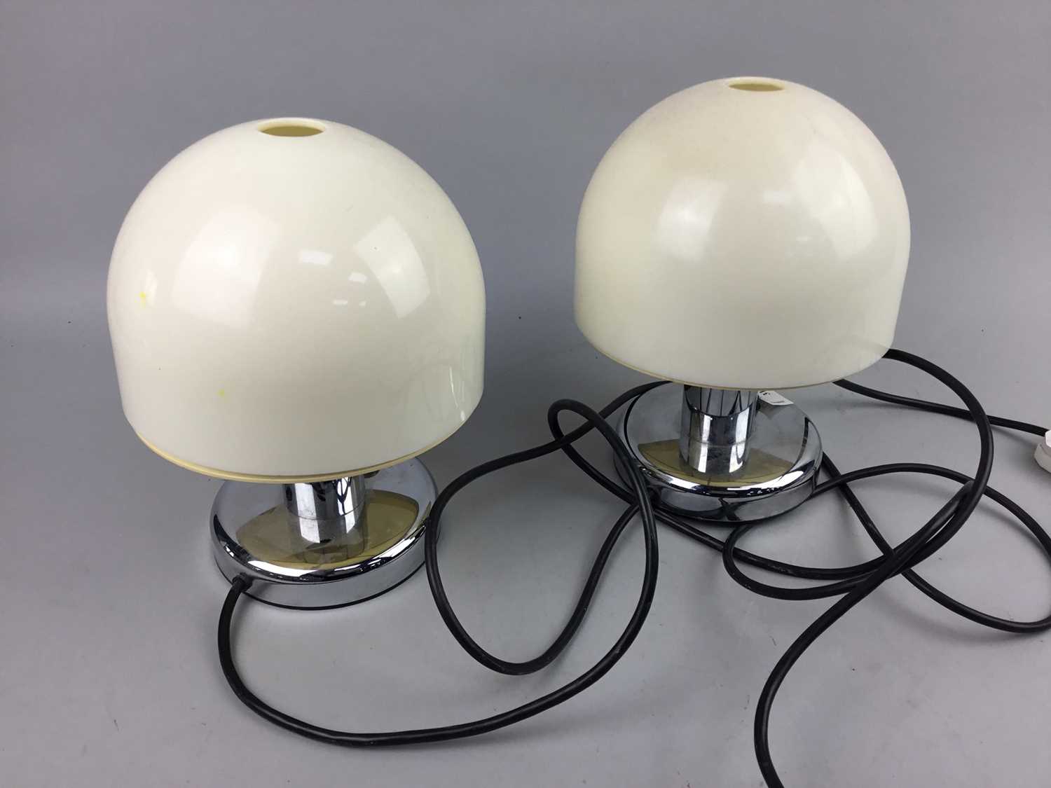 Lot 31 - A PAIR OF TABLE LAMPS