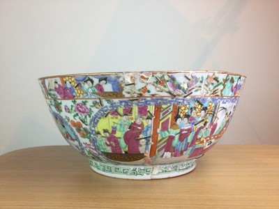 Lot 209 - A 19TH CENTURY CHINESE FAMILLE ROSE BOWL