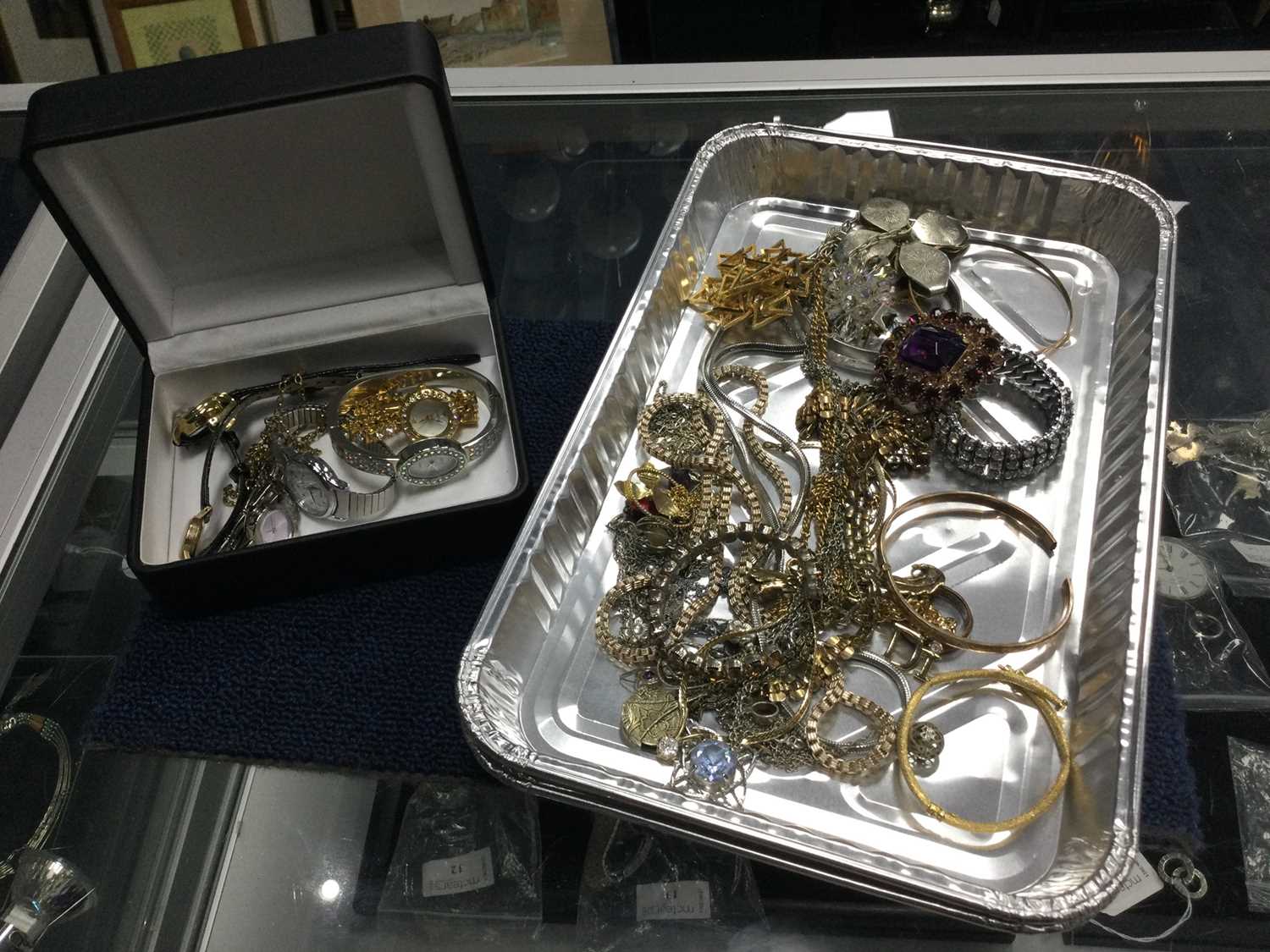 Lot 50 - A COLLECTION OF COSTUME JEWELLERY AND WATCHES