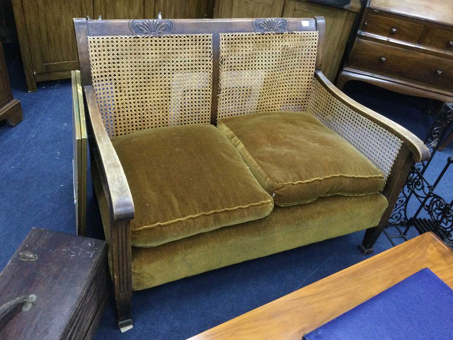 Lot 20 - AN EARLY 20TH CENTURY OAK FRAMED BERGERE SUITE