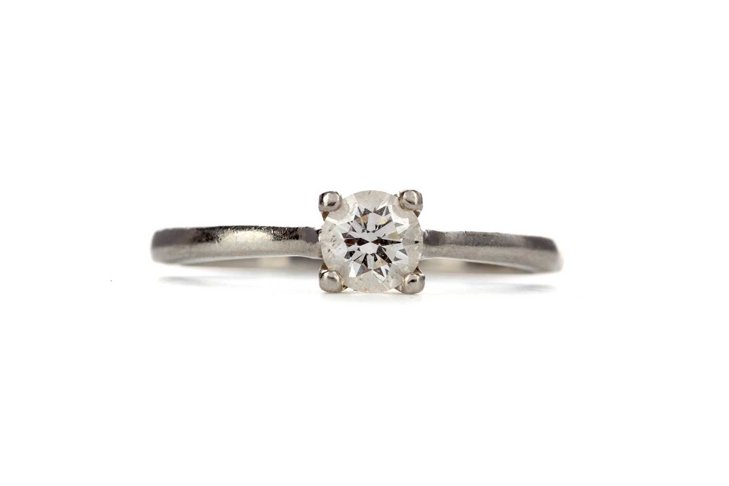Lot 376 - A DIAMOND SOLITAIRE RING