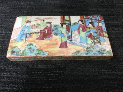 Lot 667 - AN EARLY 20TH CENTURY CHINESE FAMILLE ROSE SCRIBE'S BOX