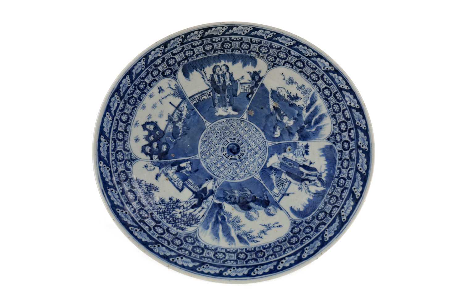 Lot 660 - A CHINESE QING DYNASTY CIRCULAR CHARGER