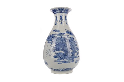 Lot 684 - A 19TH/20TH CENTURY CHINESE BLUE AND WHITE VASE