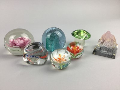 Lot 72 - A LOT OF GLASS PAPERWEIGHTS