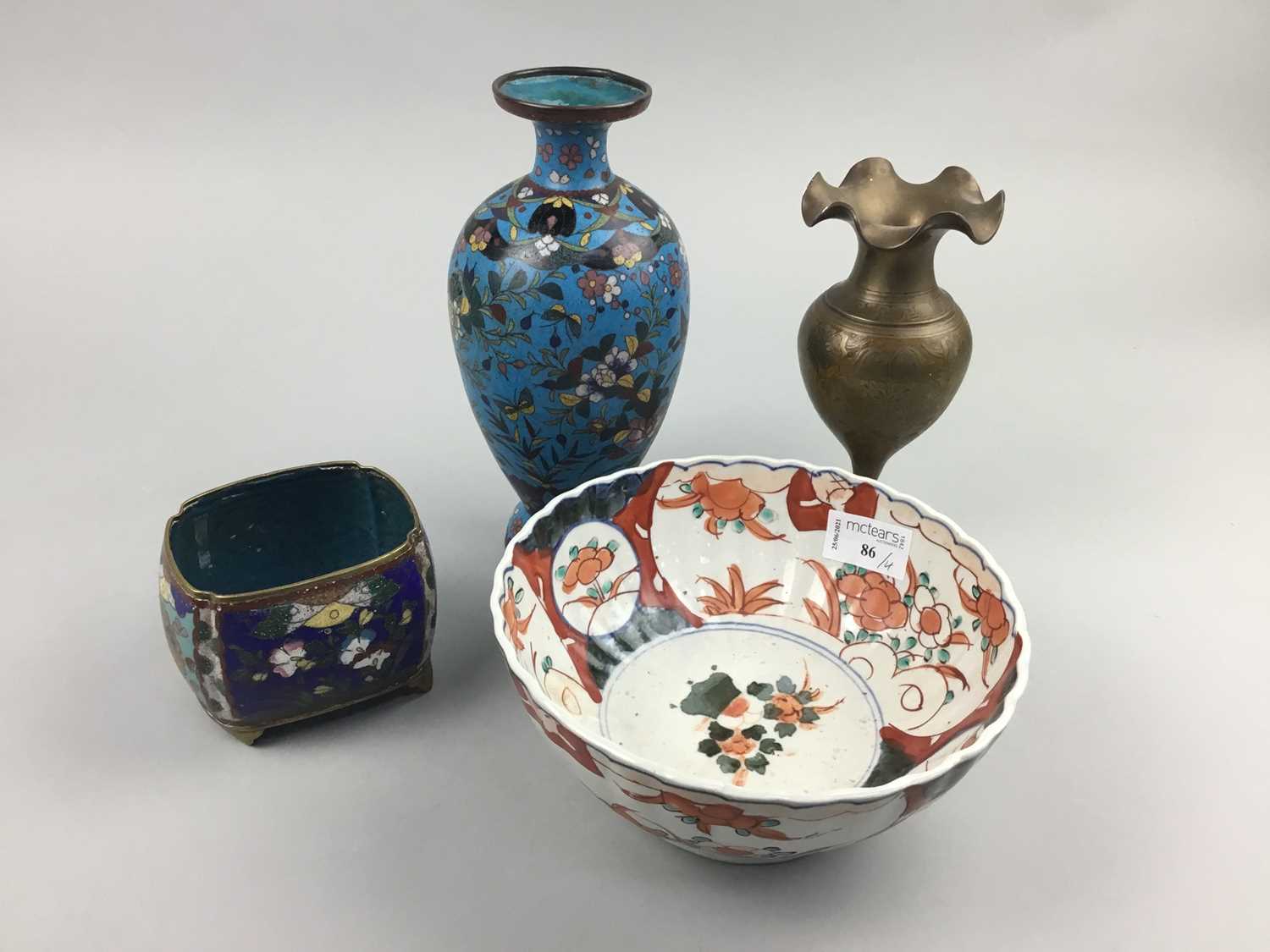 Lot 86 - A JAPANESE IMARI BOWL AND OTHER ITEMS