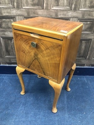 Lot 270 - AN EARLY 20TH CENTURY WALNUT BEDSIDE CHEST