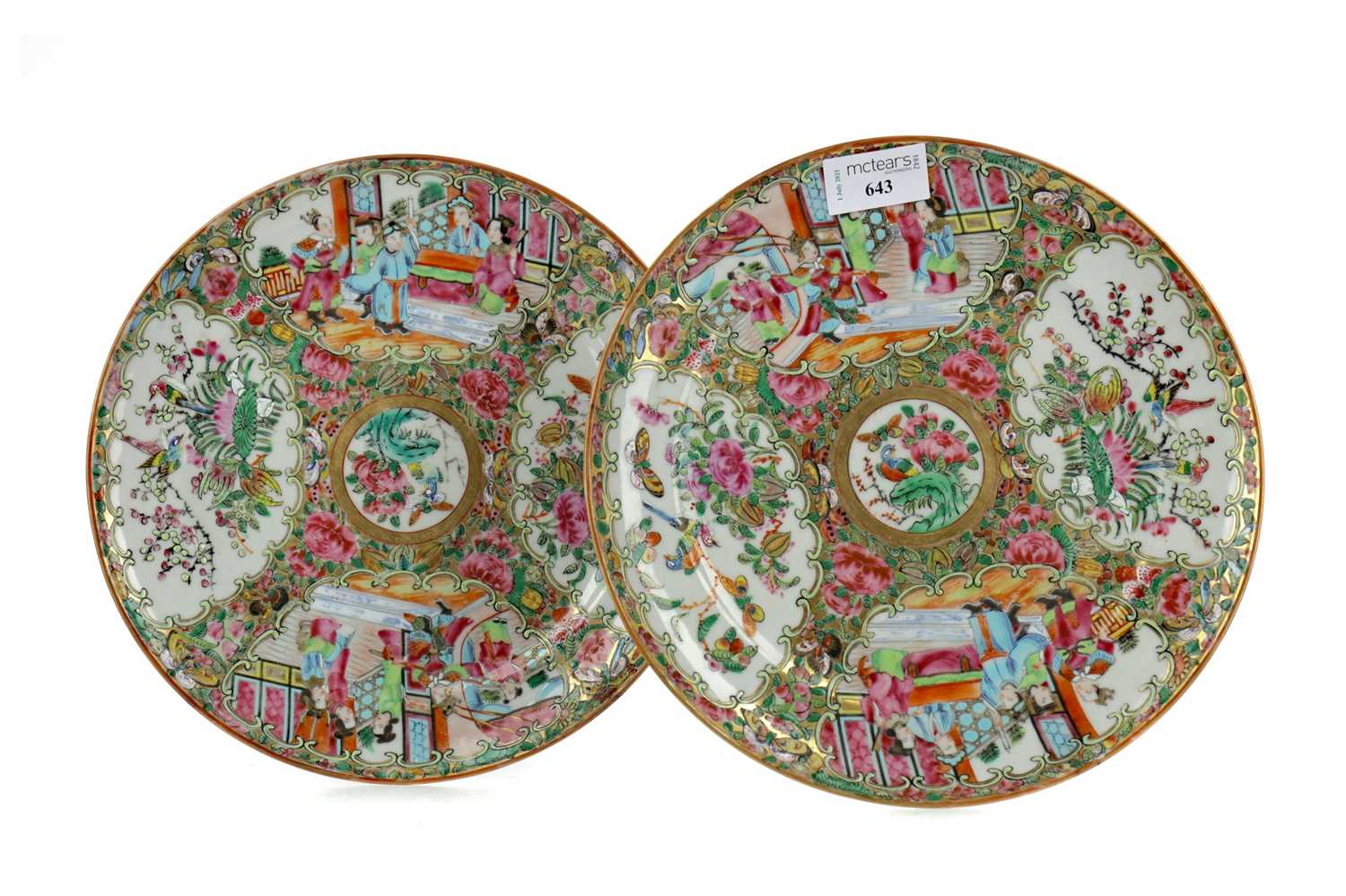 Lot 643 - A PAIR OF EARLY 20TH CENTURY CHINESE CANTON FAMILLE ROSE PLATES