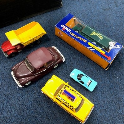 Lot 331 - A LOT OF CORGI, DINKY, MATCHBOX AND OTHER MODEL VEHICLES