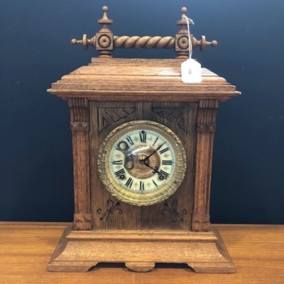 Lot 338 - AN EARLY 20TH CENTURY OAK BRACKET CLOCK