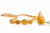 Lot 95 - GRADUATED BEAD NECKLACE formed by ovoid beads,...