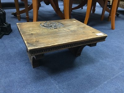 Lot 367 - AN EARLY 20TH CENTURY OAK WALL BRACKET