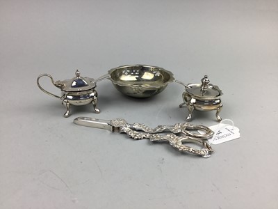 Lot 370 - A PAIR OF SILVER PLATED GRAPE SCISSORS AND OTHER PLATED ITEMS