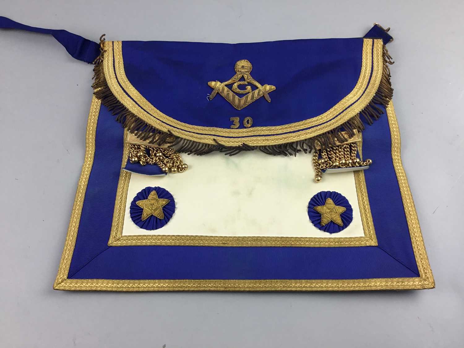 Lot 323 - A MASONIC APRON IN WOOD CARRY CASE