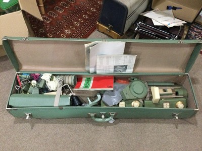 Lot 476 - A SINGER KNITTING MACHINE, A VINTAGE SEWING MACHINE AND A TYPEWRITER