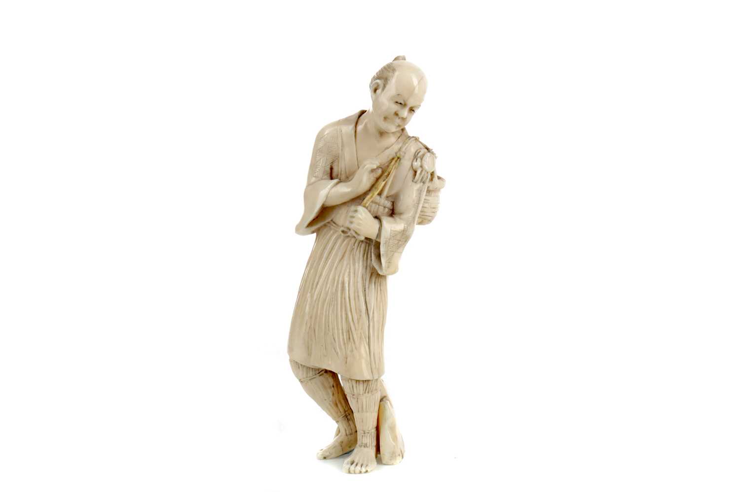 Lot 624 - AN EARLY 20TH CENTURY JAPANESE IVORY CARVING