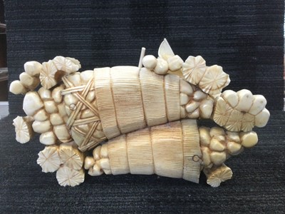 Lot 619 - A LATE 19TH EARLY 20TH CENTURY JAPANESE IVORY CARVING