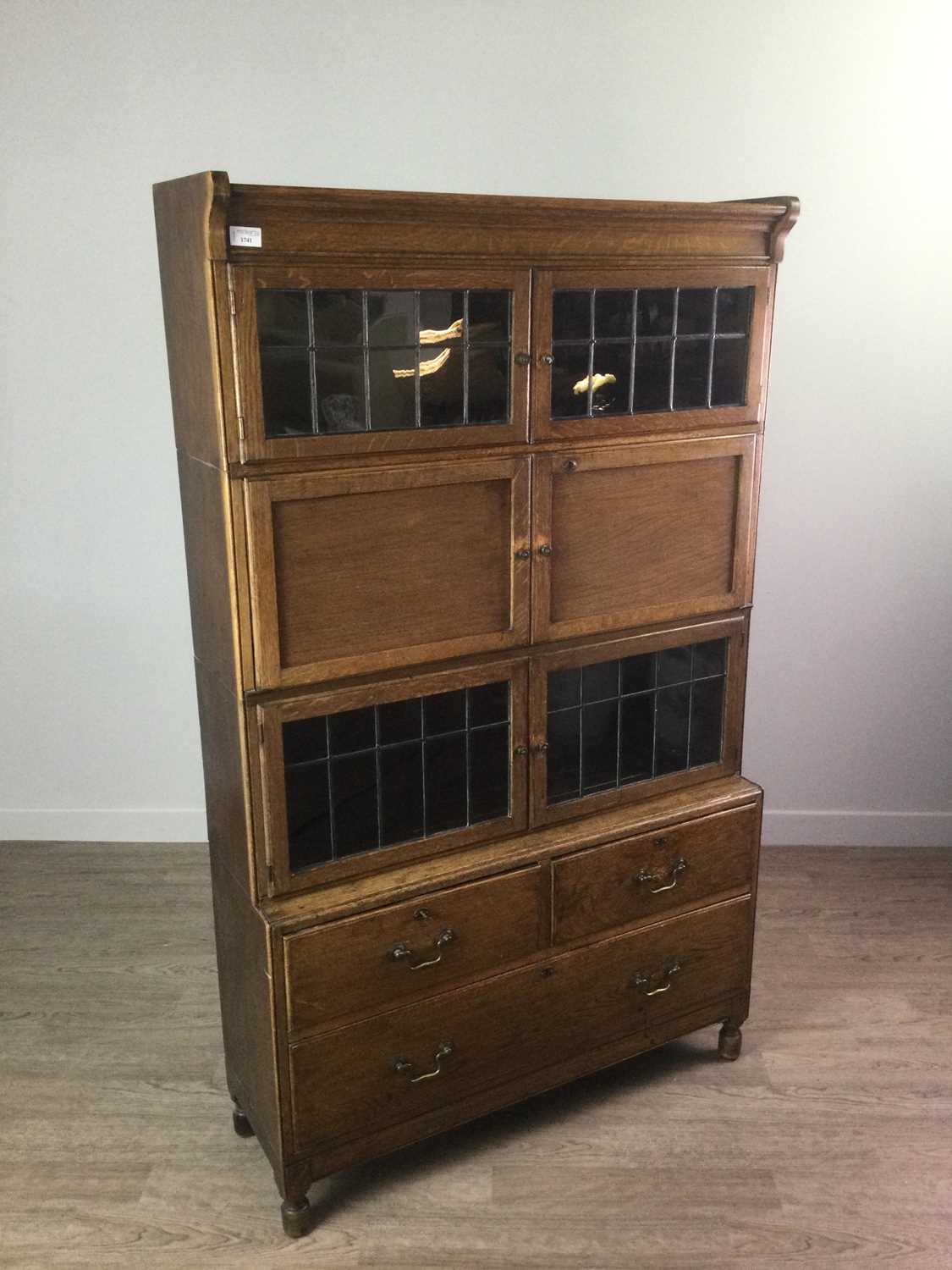 Lot 1741 - AN EARLY 20TH CENTURY OAK SECTIONAL BOOKCASE