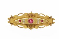 Lot 112 - VICTORIAN NINE CARAT GOLD BROOCH marquise...