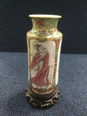 Lot 616 - AN EARLY 20TH CENTURY CHINESE FAMILLE ROSE VASE AND A BLUE AND WHITE JAR