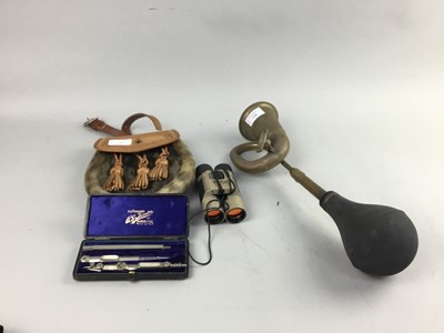 Lot 538 - A VINTAGE CAR HORN, SPORRAN, BINOCULARS AND A CASED DRAWING INSTRUMENT SET