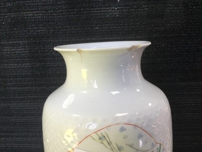 Lot 726 - AN EARLY 20TH CENTURY CHINESE FAMILLE ROSE VASE