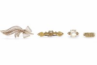 Lot 123 - GOLD BROOCH with open filigree work decoration,...