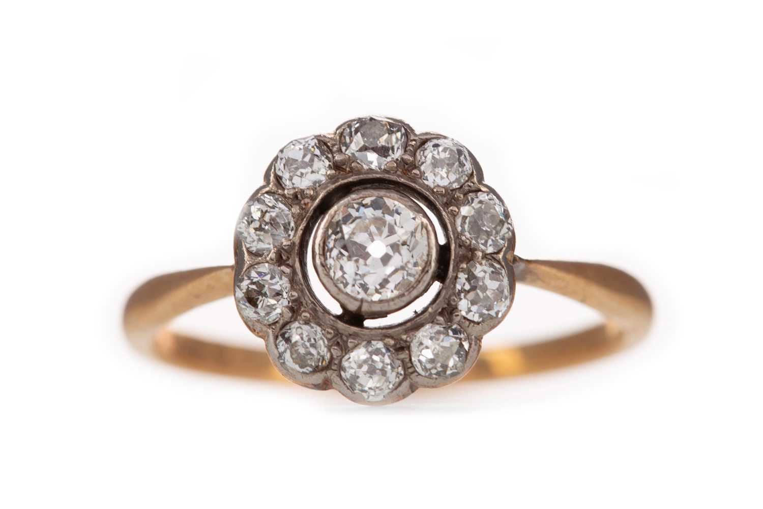Lot 311 - A DIAMOND CLUSTER RING