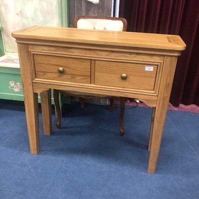 Lot 500 - A MODERN OAK SIDE TABLE