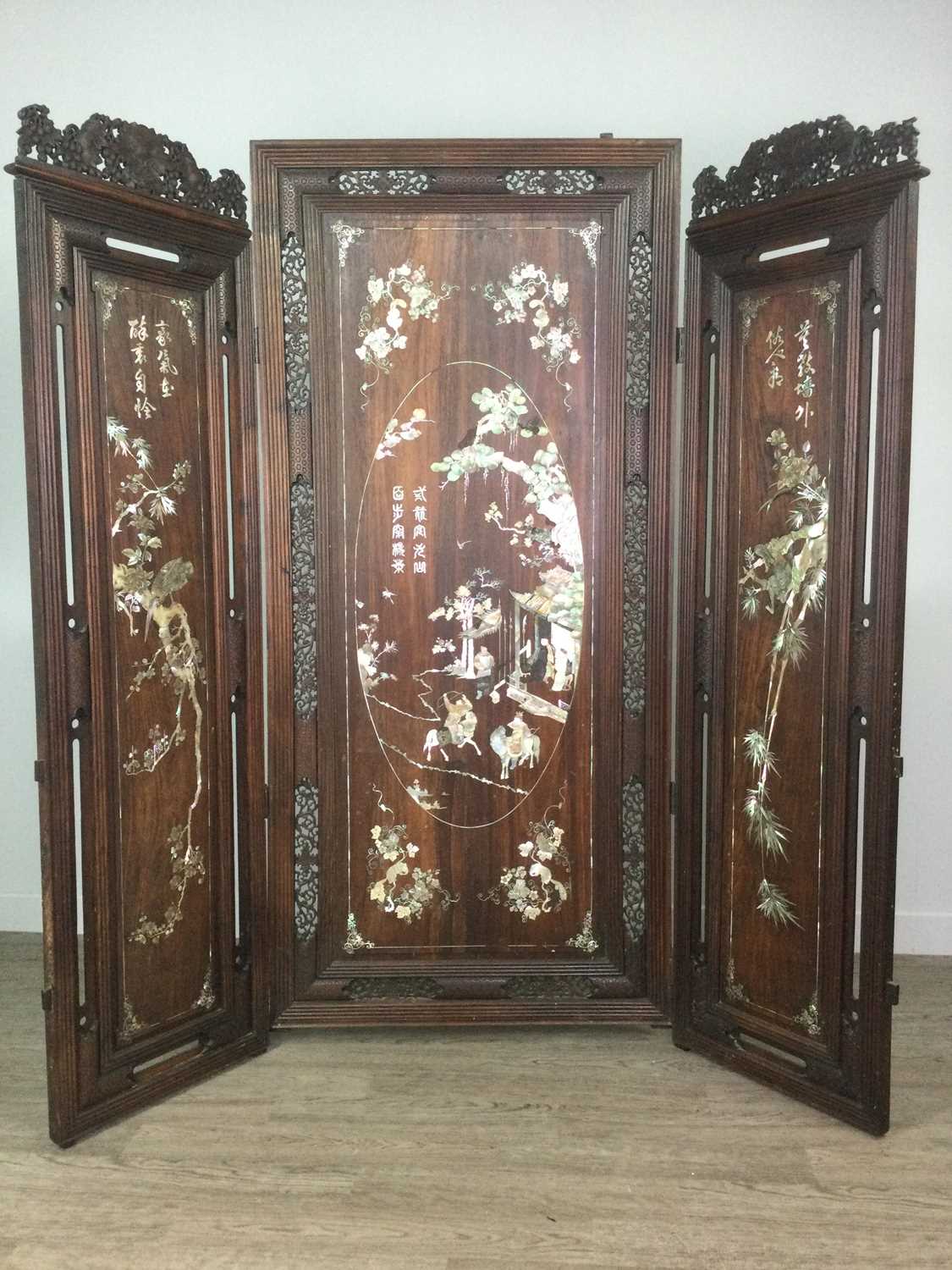 Lot 602 - AN EARLY 20TH CENTURY CHINESE HARDWOOD DRESSING SCREEN