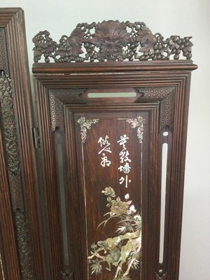 Lot 602 - AN EARLY 20TH CENTURY CHINESE HARDWOOD DRESSING SCREEN