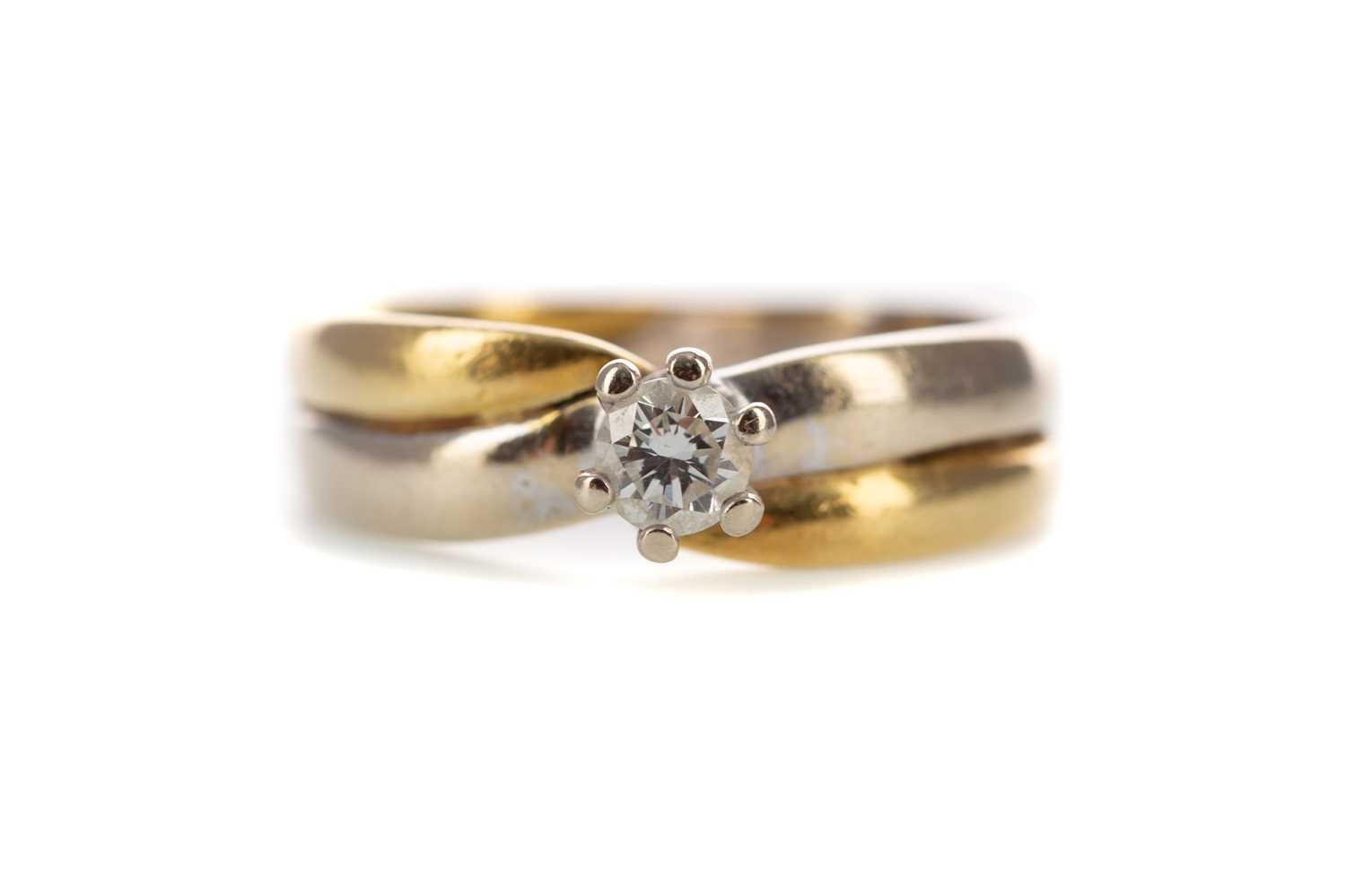 Lot 356 - A DIAMOND SOLITAIRE RING