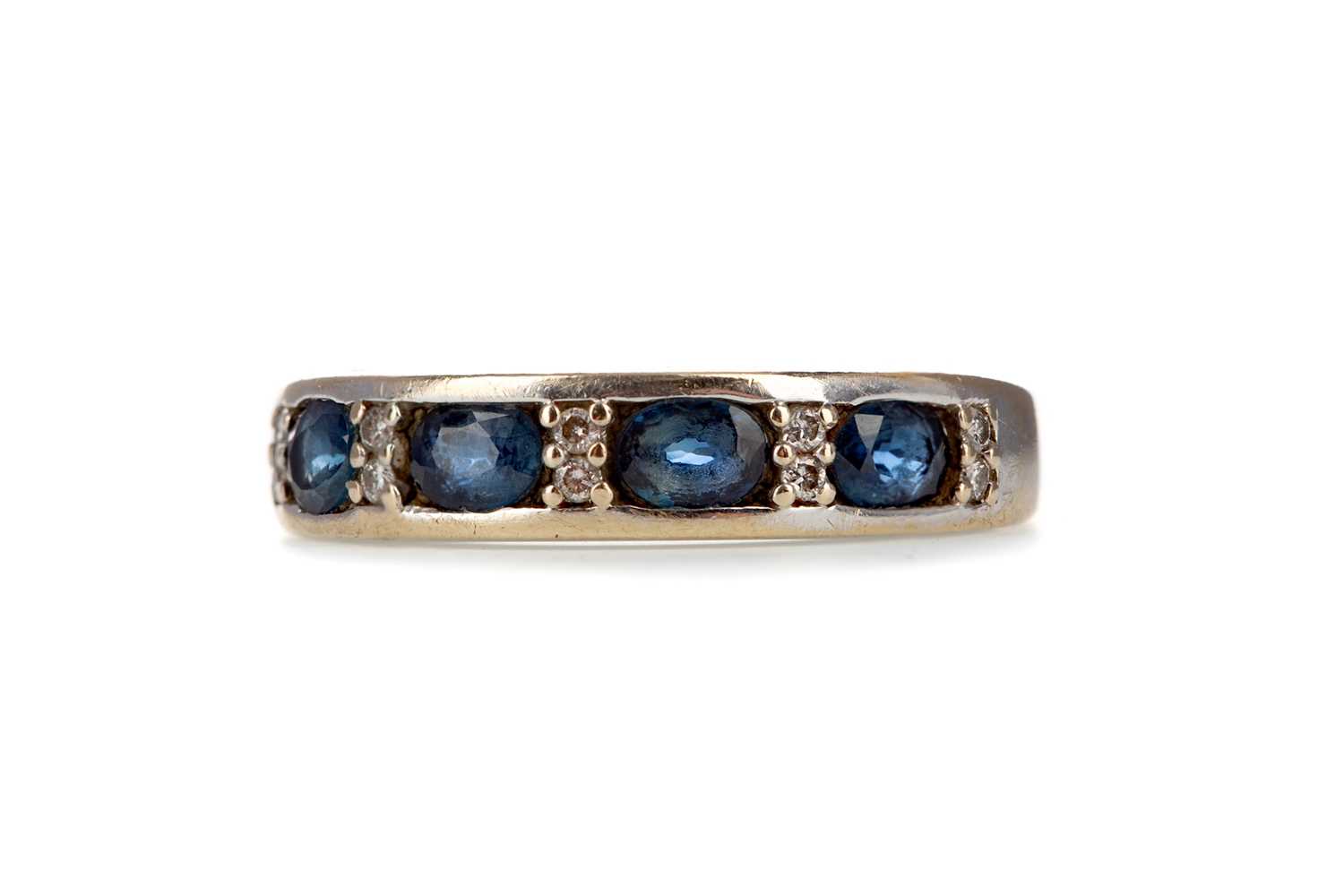 Lot 360 - A SAPPHIRE AND DIAMOND RING