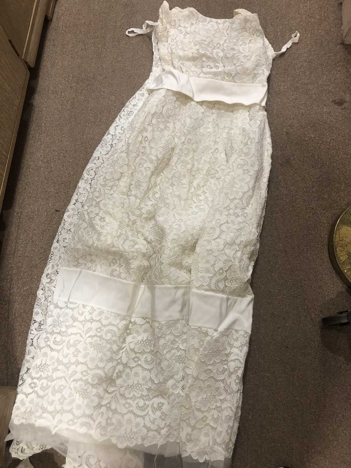 Lot 550 - A VINTAGE LACE WEDDING DRESS AND VAIL