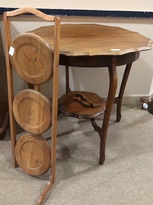 Lot 553 - A MAHOGANY CIRCULAR OCCASIONAL TABLE AND A FOLDING CAKESTAND