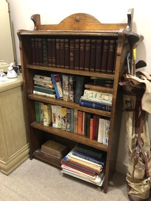 Lot 556 - AN OAK OPEN BOOKCASE ALONG WITH A SELECTION OF BOOKS