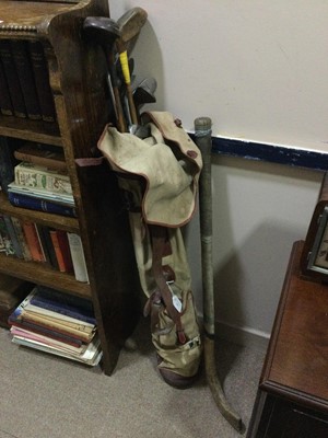 Lot 564 - A LOT OF VINTAGE GOLF CLUBS IN BAG AND A VINTAGE HOCKEY STICK