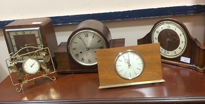 Lot 566 - A SMITHS MAHOGANY MANTEL CLOCK AND FOUR OTHER CLOCKS