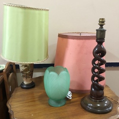 Lot 569 - A 20TH CENTURY MAHOGANY SPIRAL COLUMN TABLE LAMP AND OTHER TABLE LAMPS