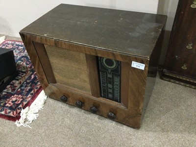 Lot 271 - A VINTAGE RADIO IN WALNUT CASE