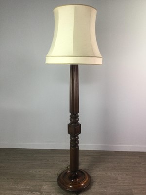 Lot 1749 - AN EARLY 20TH CENTURY CARVED MAHOGANY STANDARD LAMP