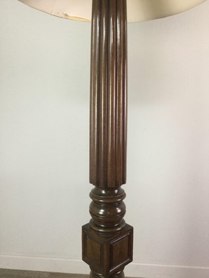 Lot 1749 - AN EARLY 20TH CENTURY CARVED MAHOGANY STANDARD LAMP