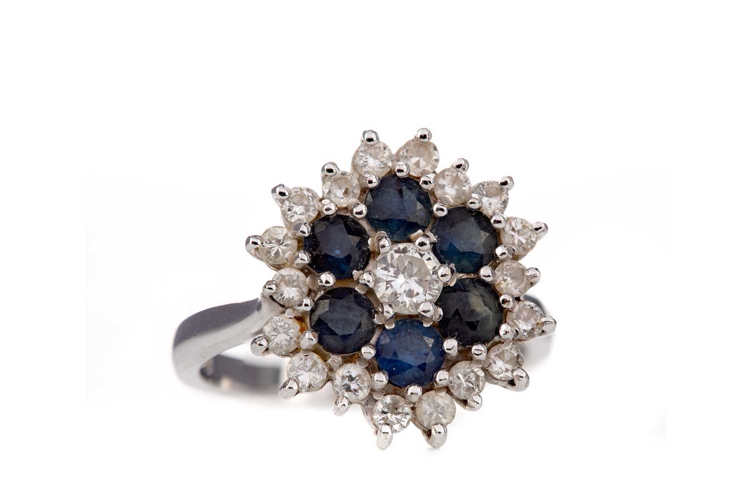 Lot 431 - A SAPPHIRE AND DIAMOND CLUSTER RING