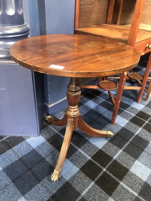 Lot 589 - A MAHOGANY CIRCULAR OCCASIONAL TABLE